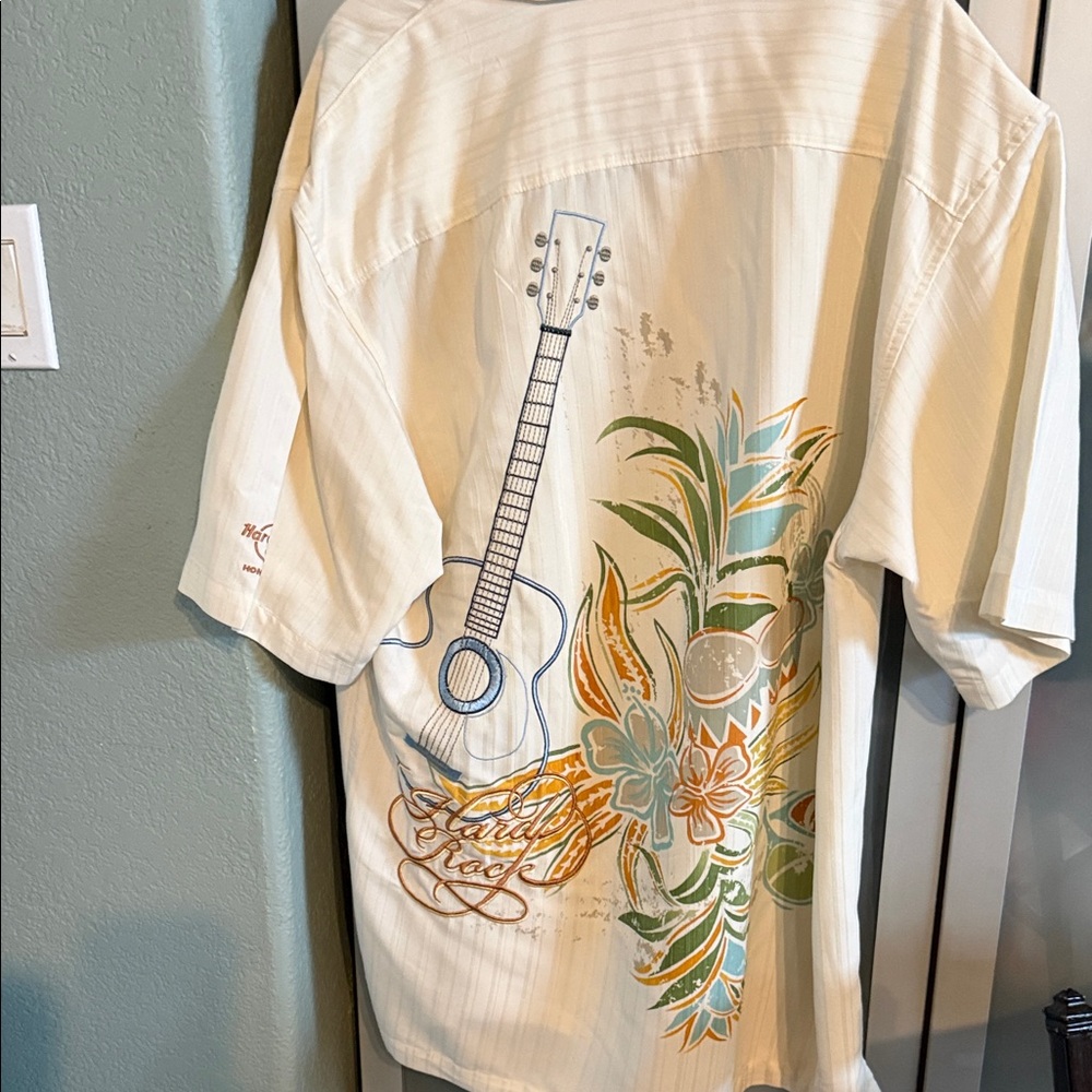 Cream hard Rock Cafe Graphic Short Sleeve Shirt from Honolulu great men’s shirt